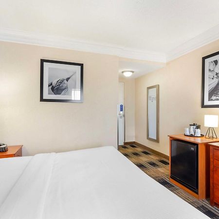 Best Western Inn At The Rochester Airport Exteriör bild